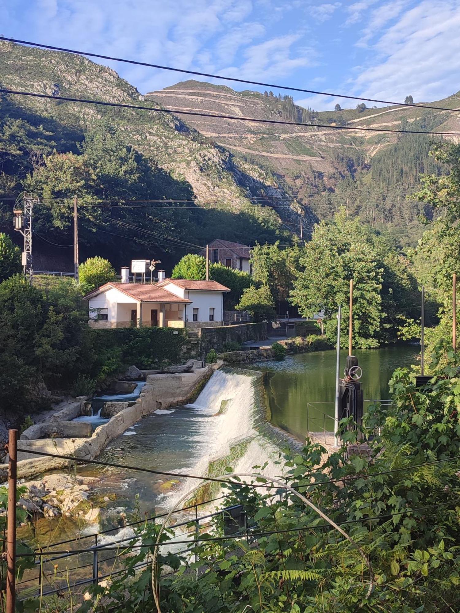 Caño La Salmonera Cangas De Onis חדר תמונה